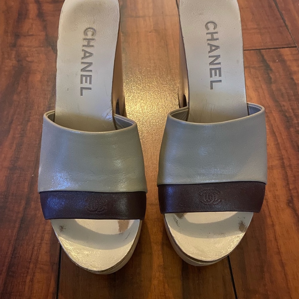 Chanel Women's Cream and Brown Slide Sandals